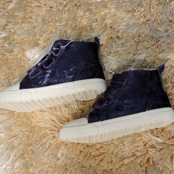 Cat & Jack Insulated Purple Suede Velco Strap Sneakers - Picture 2 of 4